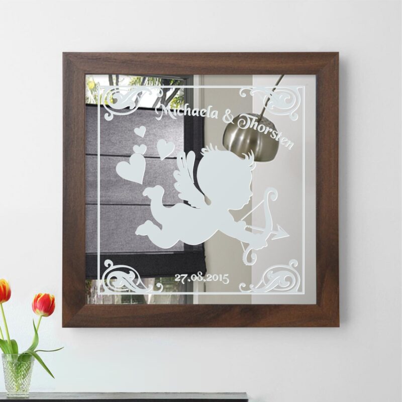 Amor Liebes Engel Motivspiegel Spiegel Motiv Hochzeitspaar Geschenk Unikat personalisiert Gravur Namen Rahmen braun 1